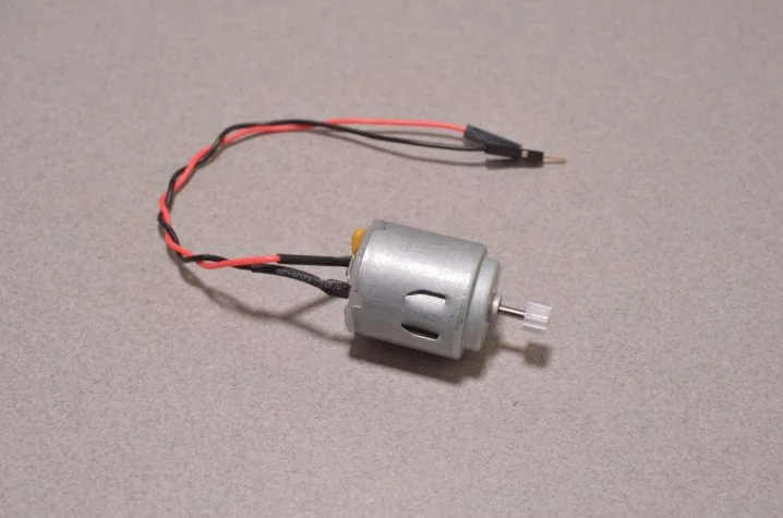 DC motor with gear