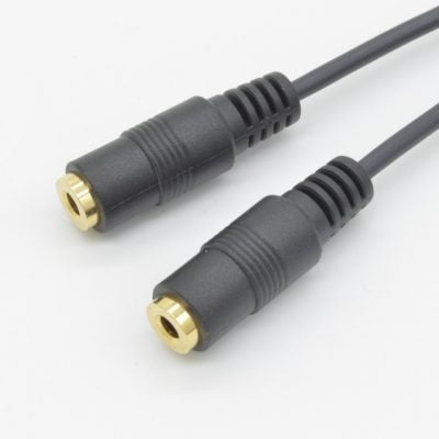 close up of the two 3.5mm female connectors on the headphone splitter cable